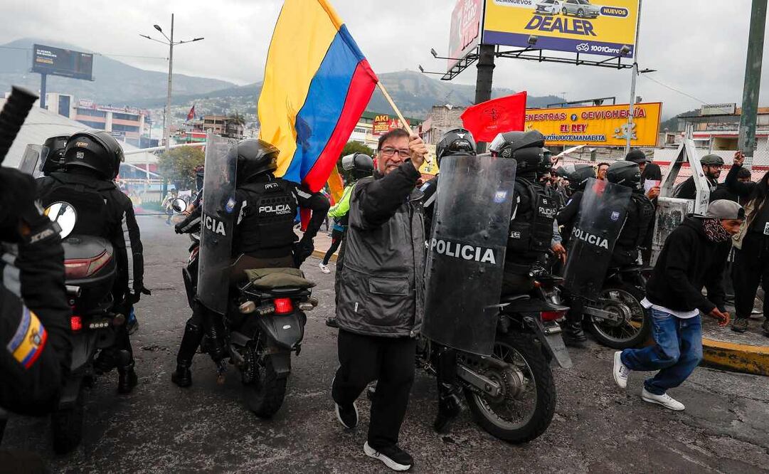 Personas participan en una protesta contra el Gobierno del presidente de Ecuador, Daniel Noboa, este domingo en Quito (Ecuador). Las protestas, convocadas en todo el país por la Confederación de Nacionalidades Indígenas (Conaie), radican en rechazo a la administración de Noboa y al alza del precio del diésel. Foto: EFE/Archivo