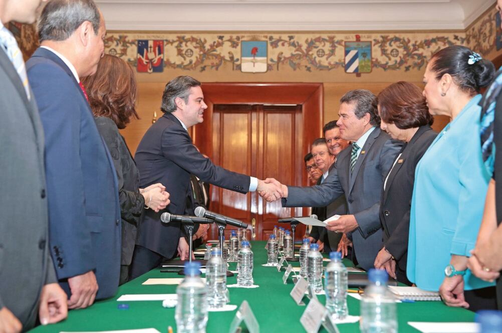 En la ceremonia efectuada en la Secretaría de Educación Pública, Aurelio Nuño recibió el pliego petitorio de parte de Juan Díaz, dirigente del Sindicato Nacional de Trabajadores de la Educación (ESPECIAL)