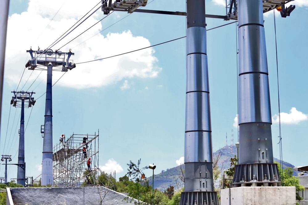 Se trata de verificar que el sistema funcione adecuadamente, se hacen pruebas con peso y se revisa la instalación eléctrica, pues al tratarse de un transporte elevado nada debe estar fuera de línea, dice trabajador. Foto: Berenice Fregoso / El universal