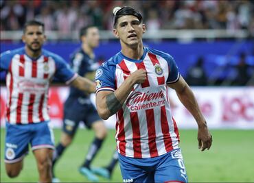 Alan Pulido quiere la titularidad en las Chivas; "le competiré a Chicharito", advierte