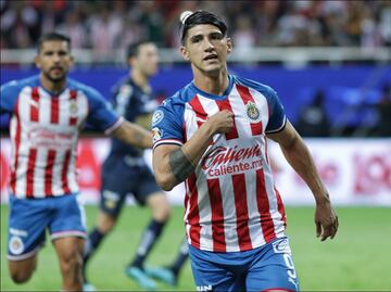 Alan Pulido quiere la titularidad en las Chivas; "le competiré a Chicharito", advierte