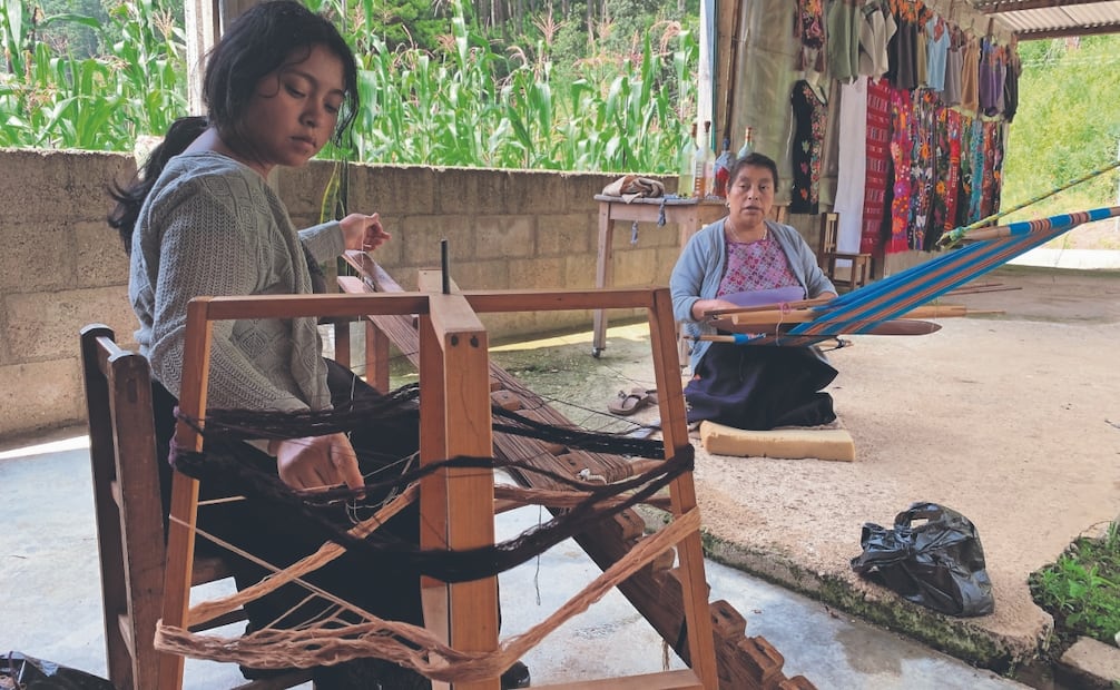 En el taller, las mujeres elaboran vestidos, blusas, manteles, servilleteros, camisas, vestido tradicional de novia, así como el poncho de hombre. Fotos: de María de Jesús Peters