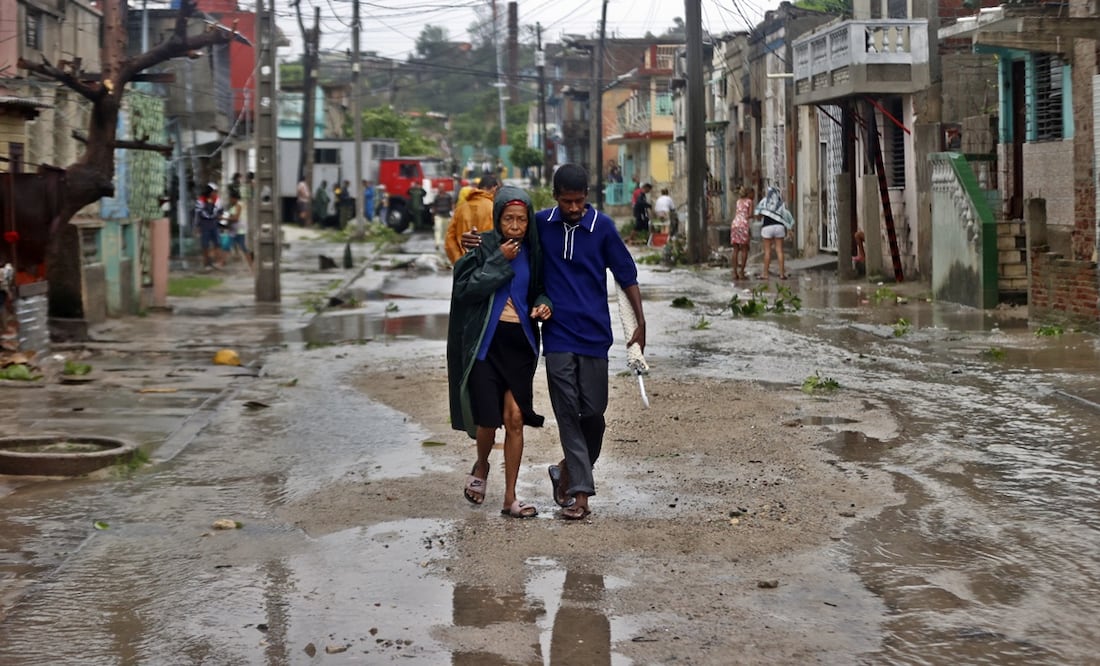 Personas caminan por una calle afectada en Santiago de Cuba, tras el paso del huracán Melissa, en Cuba, el miércoles 28 de octubre de 2025. Foto: EFE