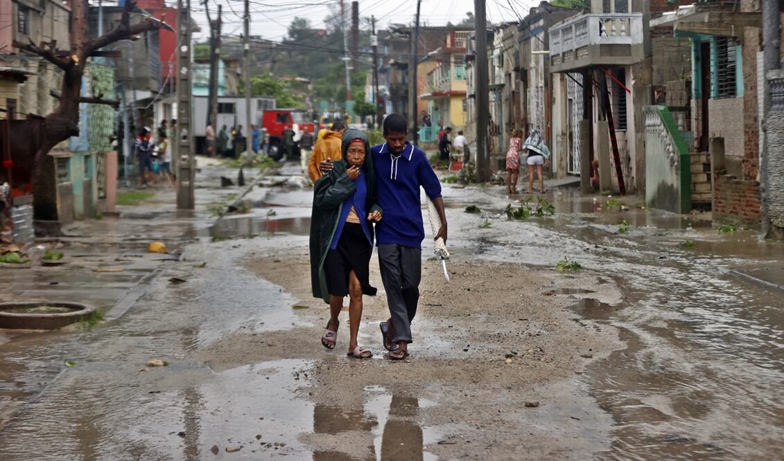 Personas caminan por una calle afectada en Santiago de Cuba, tras el paso del huracán Melissa, en Cuba, el miércoles 28 de octubre de 2025. Foto: EFE