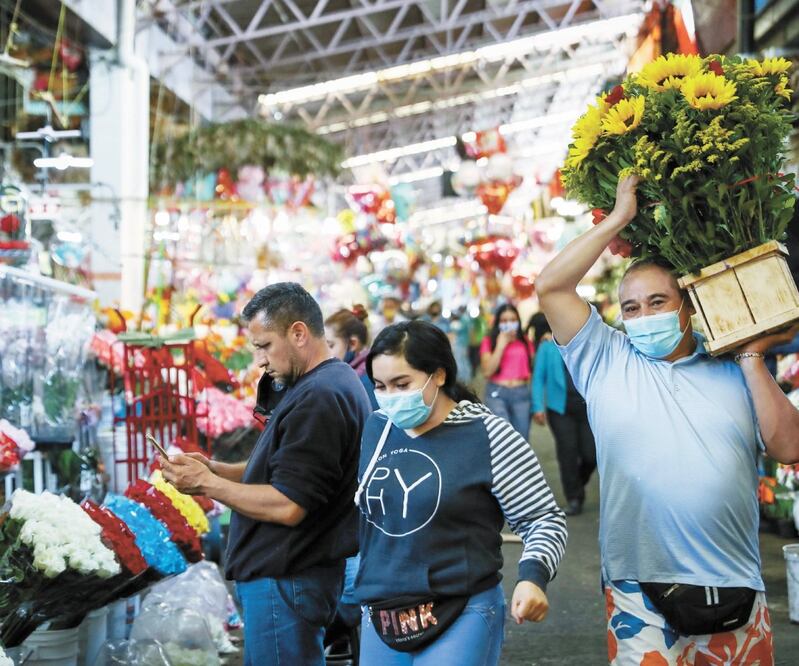 En el mercado Jamaica, al recorrer el pasillo principal de arreglos florales, la gente observa los productos. Sólo algunos de los clientes atraviesan la zona abriéndose paso con un adorno espectacular. DIEGO SIMÓN. EL UNIVERSAL