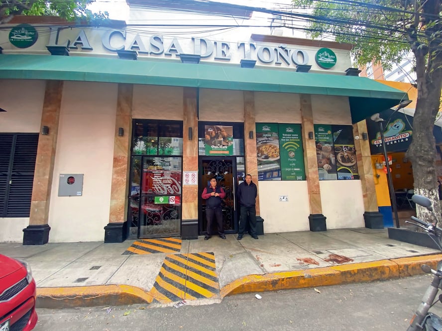 Restaurante donde ocurrió el homicidio ayer estaba cerrado y bajo resguardo. Foto: de Juan Carlos Wiliams. El Universal