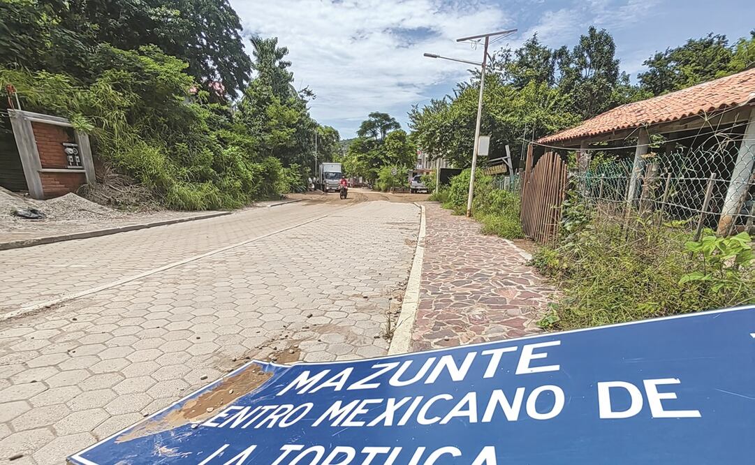 En Mazunte los caminos son intransitables, hasta el letrero con la señalización del pueblo sigue en el suelo. Foto: Roselia Chaca/ EL UNIVERSAL 