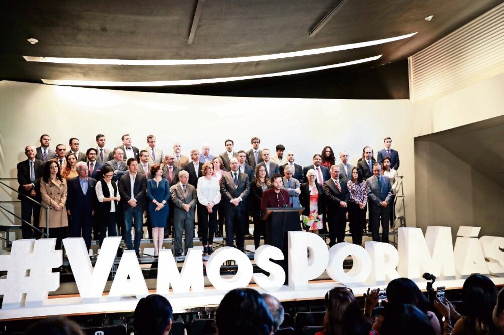 En la presentación de la iniciativa # Vamos Po rMá s , el actor Diego Luna leyó un pronunciamiento en el que explicó que las resistencias contra la corrupción a nivel federal también las han encontrado en los Congresos locales (ALEJANDRA LEYVA. EL UNIVER)