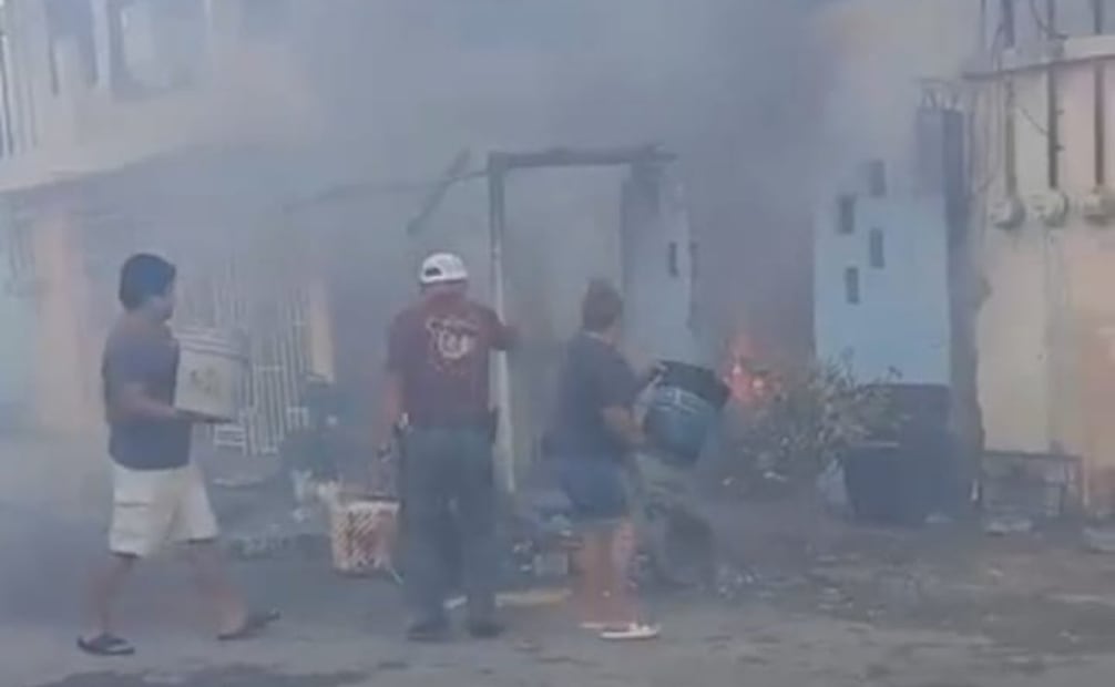 Bombero rescata a menor de incendio en Matamoros, Tamaulipas; alcalde reconoce su labor.
Foto: Especial.