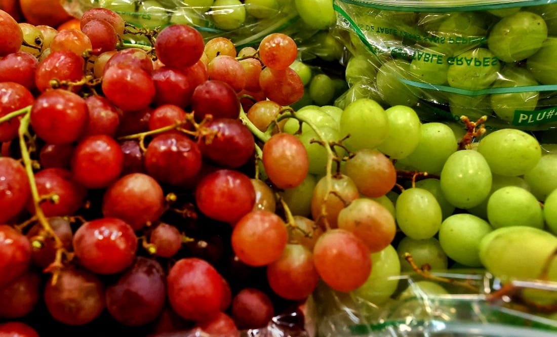 Comerciantes de mercados públicos en la Ciudad de México ofertan el kilo de uvas entre los 80 y los 250 pesos. Foto: Fernanda Rojas/EL UNIVERSAL