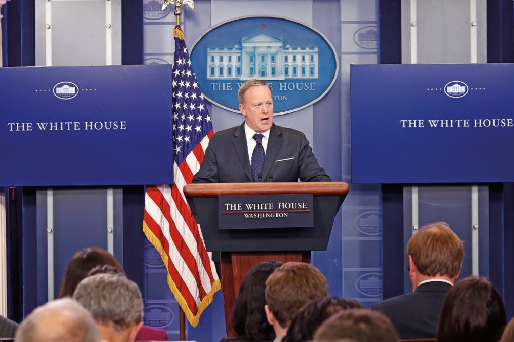 El portavoz de la Casa Blanca, Sean Spicer, respondió: “Sigo aquí”, cuando los periodistas le preguntaron ayer si dejará el cargo (ALEX BRANDON. AP)