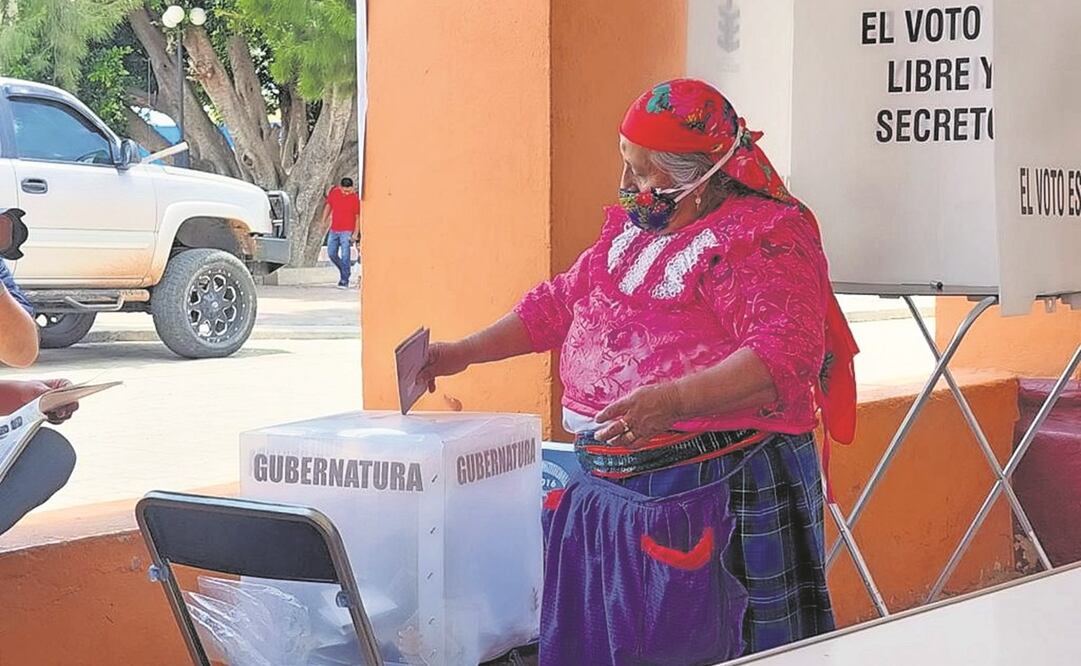 Mujeres indígenas salieron a votar ayer para elegir al nuevo gobernador. Foto: Christian Jiménez/ EL UNIVERSAL.
