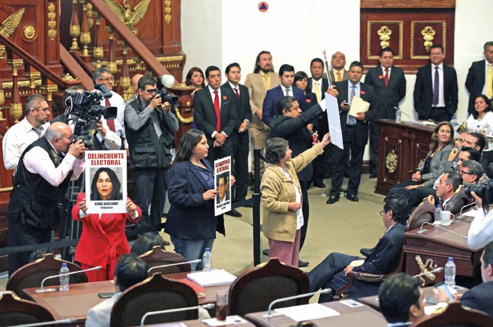 Legisladores del partido Morena mostraron una serie de pancartas con imágenes de los delegados perredistas Dione Anguiano, Víctor Hugo Lobo, entre otros, con la leyenda “delincuente electoral” impresa (VALENTE ROSAS. EL UNIVERSAL)