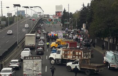 Periférico Norte: bloqueo de ejidatarios de Chimalpa colapsa la circulación vial desde Tlalnepantla