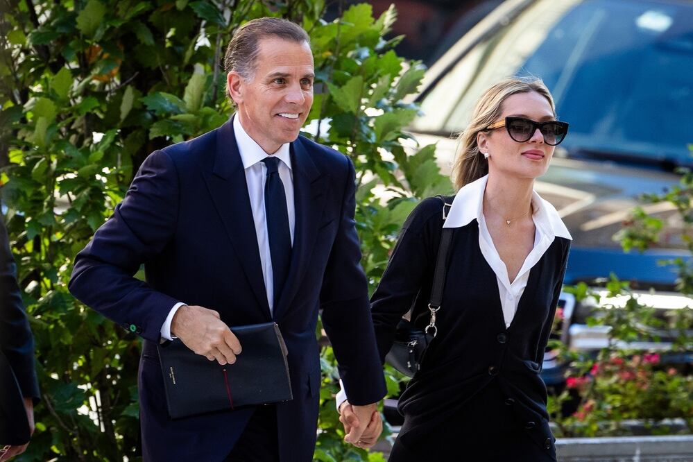 Wilmington, Delaware. Hunter Biden (izq.), hijo del presidente estadounidense Joe Biden, y su esposa Melissa Cohen Biden (dcha.), llegan para la segunda semana del juicio por posesión de armas de Hunter Biden en el Tribunal Federal de Distrito en Wilmington. JIM LO SCALZO. EFE