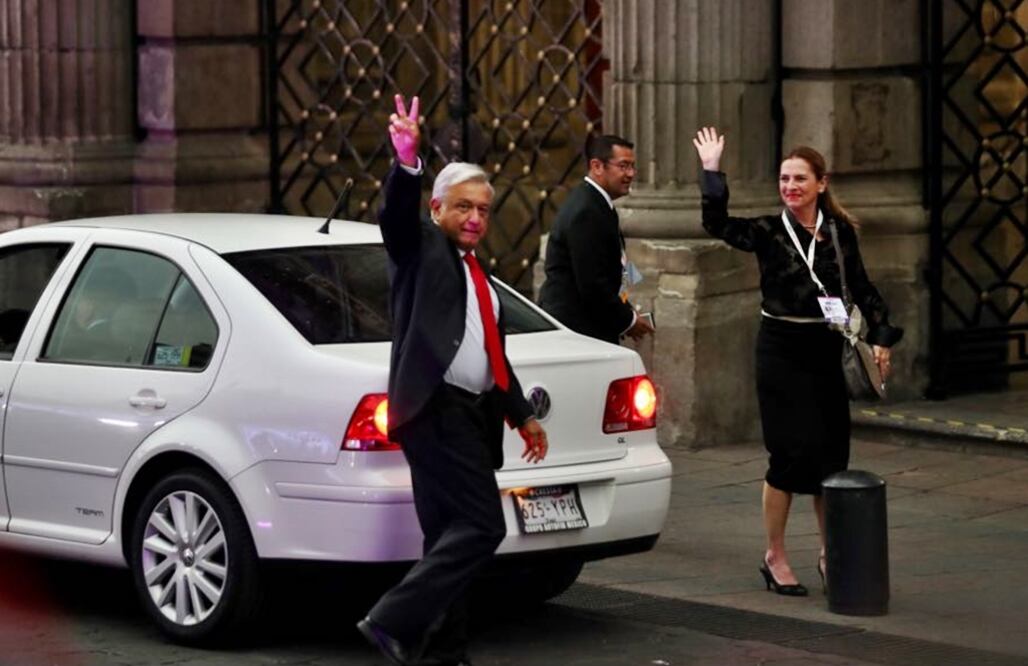 Andrés Manuel López Obrador, candidato a la Presidencia por la coalición Juntos Haremos Historia, llega acompañado de su esposa, al primer debate Presidencial que se realizara en el Palacio de Minería en el Centro de la Ciudad de México. Foto Ariel Ojeda/EL UNIVERSAL