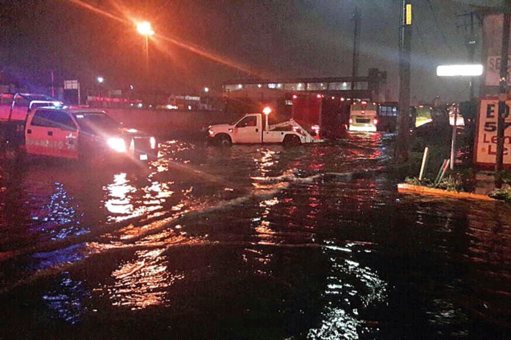La 1 del Mexibús suspendió los recorridos en ambos sentidos pues los carriles confinados también se anegaron (EMILIO FERNÁNDEZ. EL UNIVERSAL)