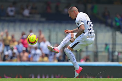 La historia de los zapatos del hat-trick de Nico Castillo