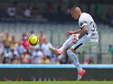 La historia de los zapatos del hat-trick de Nico Castillo