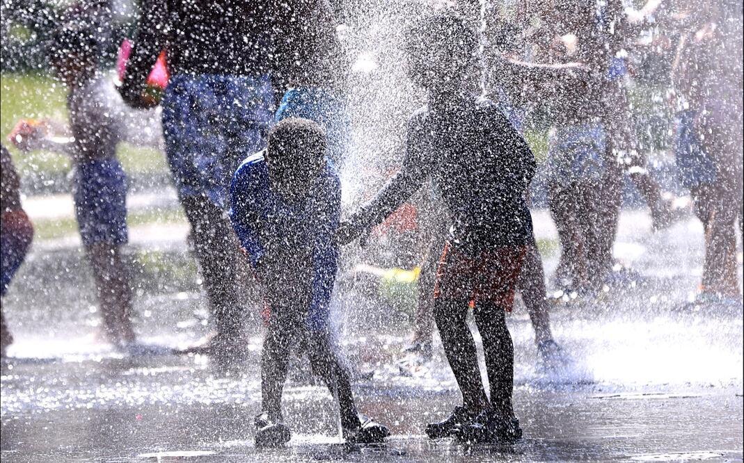 Varios niños se refrescan en los chorros de agua de Madrid Río, este martes, en España. Foto: EFE