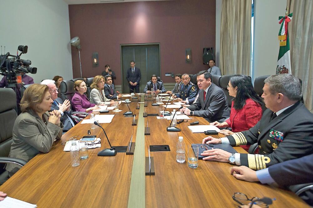 Miguel Ángel Osorio Chong se reunió con Isabel Miranda de Wallace, presidenta de Alto al Secuestro, AC; María Elena Morera, dirigente de Ciudadanos por una Causa Común, AC, y Alejandro Martí, presidente de México SOS (ESPECIAL)