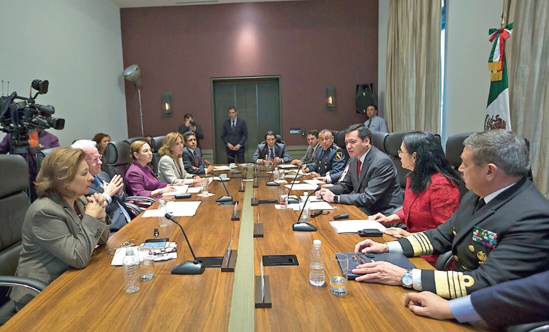Miguel Ángel Osorio Chong se reunió con Isabel Miranda de Wallace, presidenta de Alto al Secuestro, AC; María Elena Morera, dirigente de Ciudadanos por una Causa Común, AC, y Alejandro Martí, presidente de México SOS (ESPECIAL)