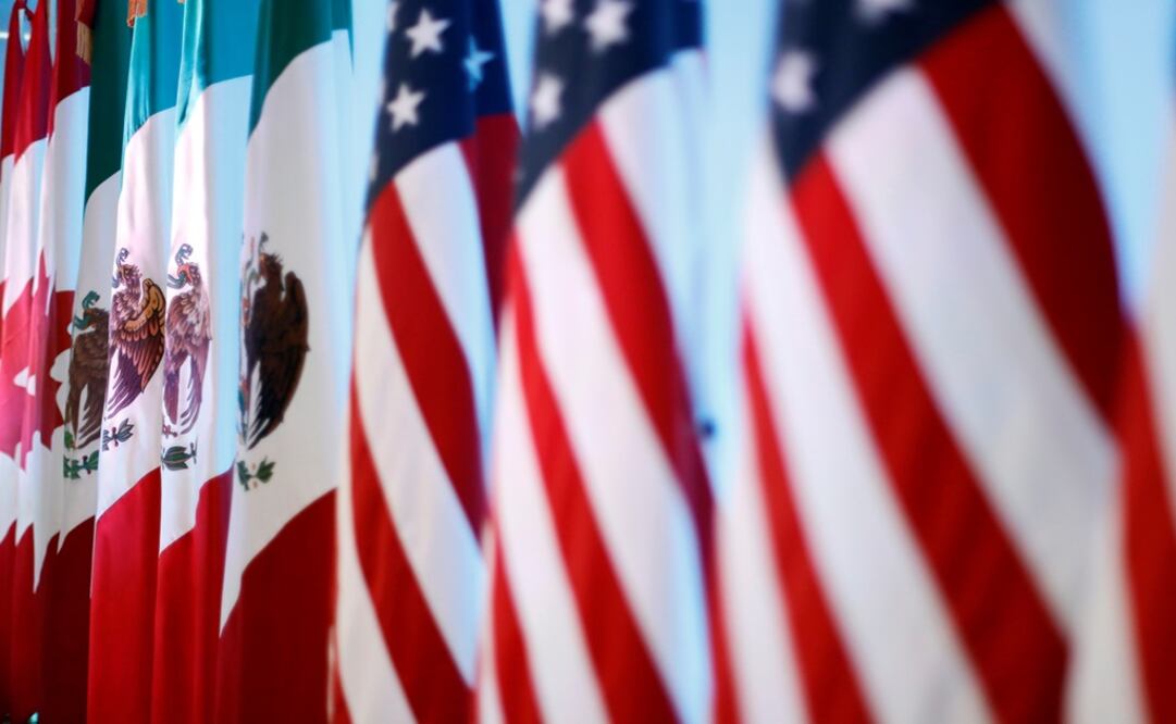 Flags of Canada, Mexico, and the U.S. are seen before a joint news conference on the closing of the seventh round of NAFTA talks in Mexico City - Photo: Edgard Garrido/REUTERS