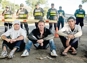 Cubanos bloquean paso entre C.Rica y Nicaragua