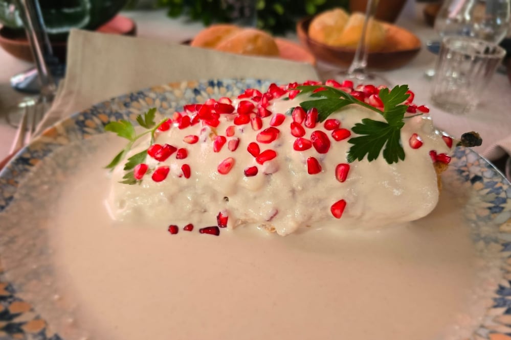El equilibrio entre el dulzor del relleno y la cremosidad de la nuez de Castilla define a los mejores chiles en nogada 2026 de la temporada. Foto: Marisol Toriz / EL UNIVERSAL