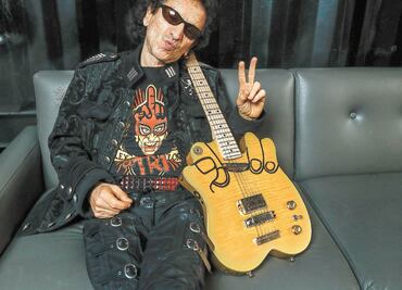 Alex Lora canta a los héroes de blanco