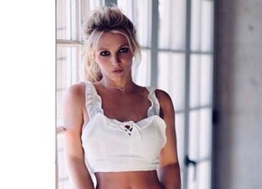 Britney Spears se luce en bikini y con su novio