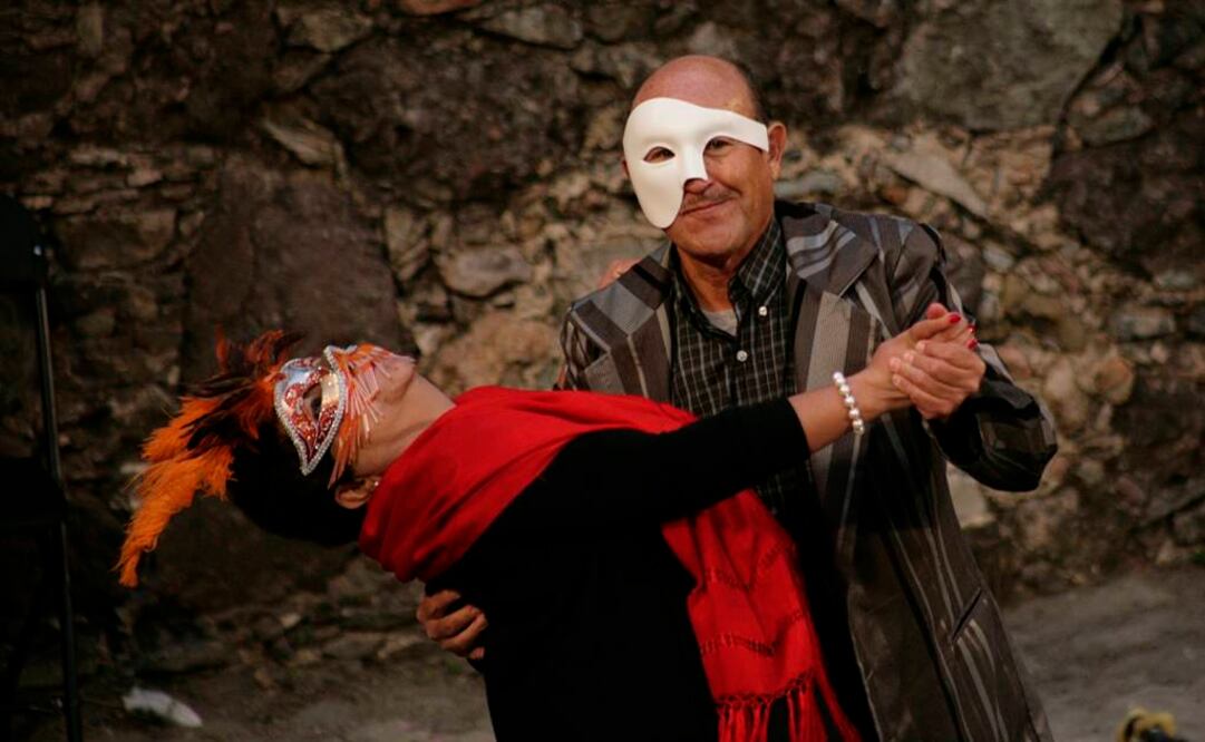 La puesta en escena, dirigida por Luis Martín Solís e interpretada por 37 adultos mayores de entre 60 y 80 años de edad, reunió en las escalinatas a familias enteras de los barrios colindantes. FOTO: Ivan Stephens/EL UNIVERSAL.