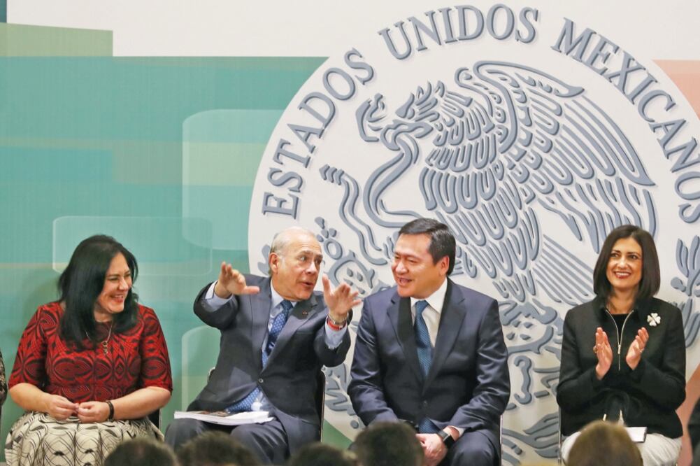 El secretario general de la OCDE, José Ángel Gurría, y el secretario de Gobernación, Miguel Ángel Osorio, presentaron el estudio “Políticas y buena gobernanza para la igualdad de genero”. (JUAN CARLOS REYES. EL UNIVERSAL)