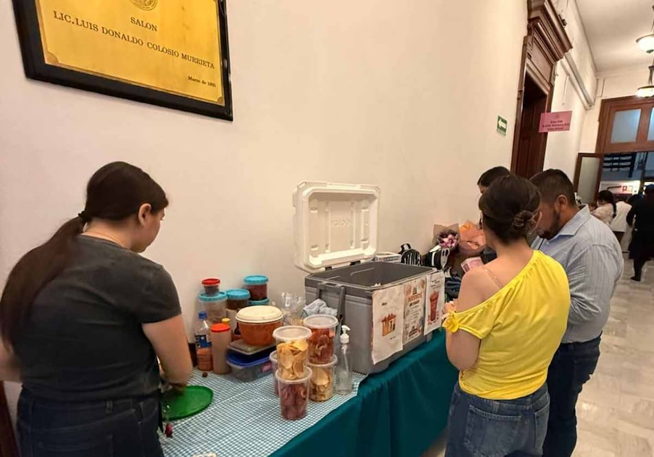 Chocan diputados del PAN y Morena por la colocación de un bazar dentro del Congreso de la CDMX; panista lo califica como un tianguis. Foto: Especial