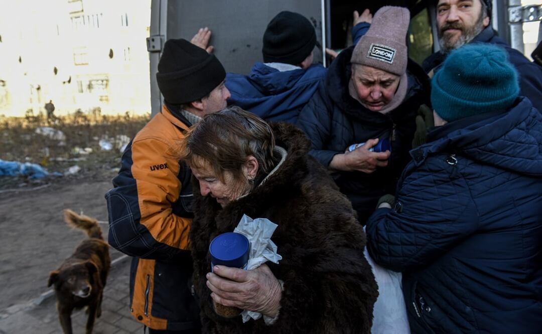 Residentes locales reciben ayuda humanitaria en Bajmut, región de Donetsk, este de Ucrania. Foto: EFE 