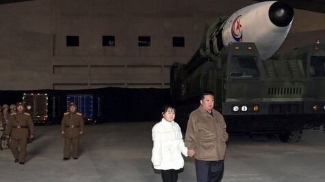 Kim Jong-un "presenta" a su hija en el lanzamiento de un misil balístico en Corea del Norte