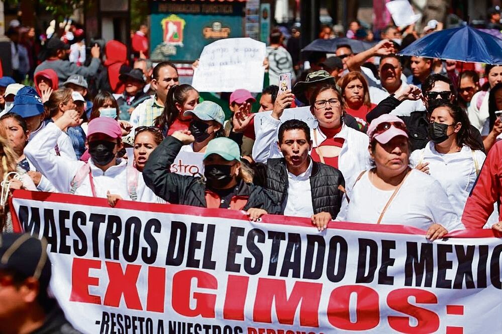Unos 3 mil maestros marcharon y se congregaron frente al Palacio de Gobierno. Foto: Claudia González / EL UNIVERSAL