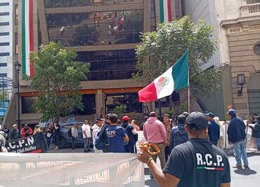 Colectivo protesta en instalaciones de EL UNIVERSAL; denunciaron corrupción, abusos y desapariciones