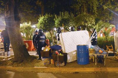 Desmantelan dos centros de acopio