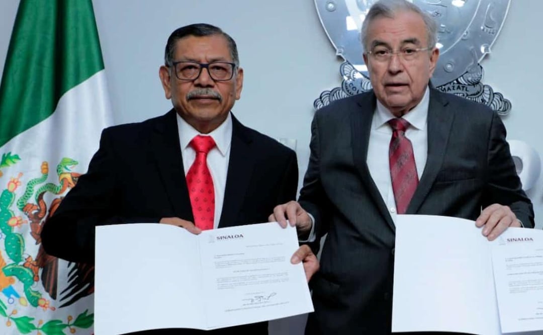 Gerardo Mérida Sánchez, exsecretario de Seguridad de Sinaloa junto al gobernador con licencia Rubén Rocha Moya en 2023 durante su llegada a la titularidad de la institución de seguridad (15/05/2026). Foto: Gobierno de Sinaloa