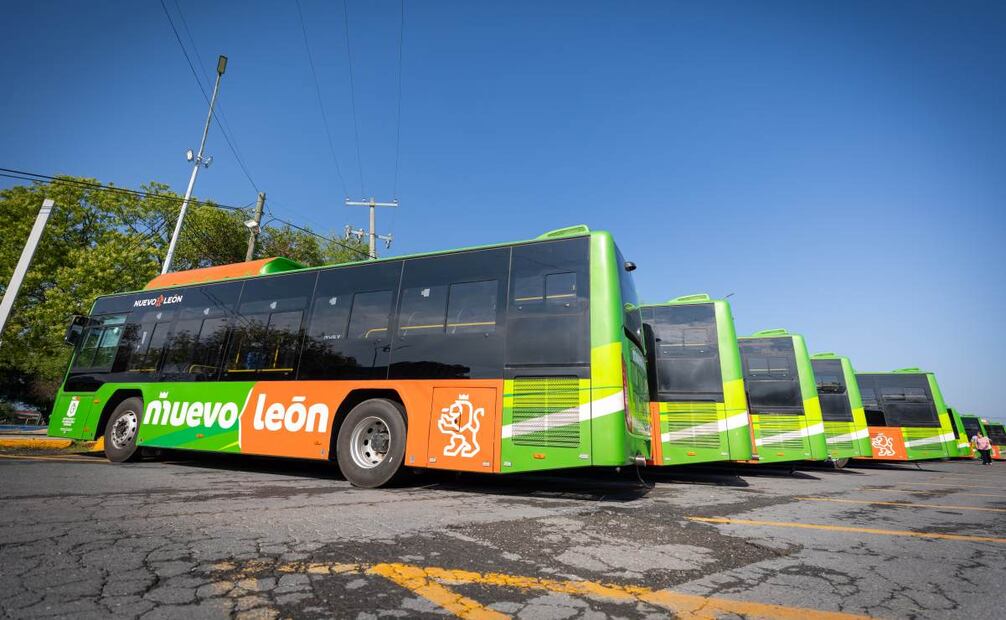 Samuel García entrega 25 unidades para ruta intramunicipal en Cadereyta. Foto: Especial