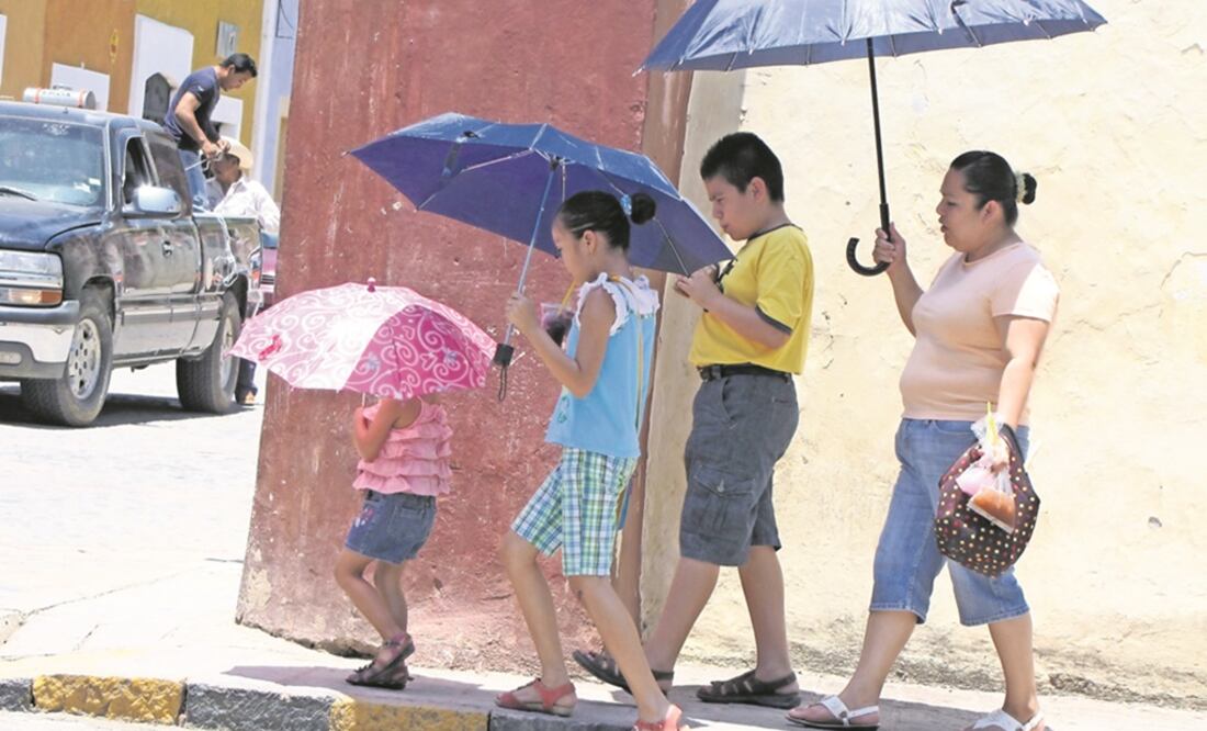 Se pide a la población evitar la exposición al sol y mantenerse hidratados para evitar el golpe de calor. Foto: Archivo / El Universal