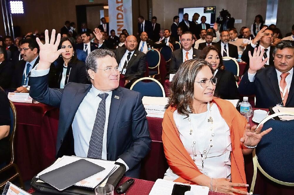 El líder del SNTE, Juan Díaz de la Torre, en compañía de la maestra Mireya Franco, estuvo presente en el anuncio del aumento al sueldo (TOMADA DE TWITTER)