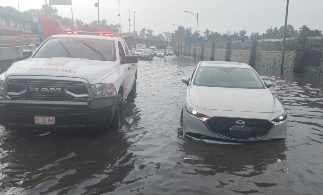 Un automóvil quedó varado en un encharcamiento sobre el Eje 6 Sur en inmediaciones de la Central de Abastos. Foto: Especial