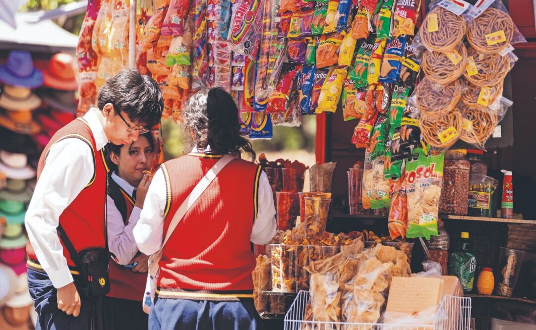 La prohibición es una medida equivocada, porque al impedirse la venta de alimentos chatarra en las cafeterías, sobre todo en preparatorias y universidades, el alumno se va a trasladar fuera de la escuela, opinó el presidente de Anpec. ARCHIVO EL UNIVERSAL