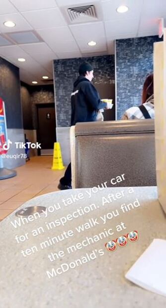 TikTok: Deja su carro en el taller y lo encuentra en un local de comida rápida 