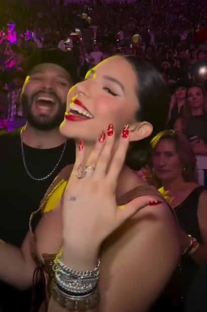 Ángela Aguilar presume anillo en La México, durante concierto de Nodal.