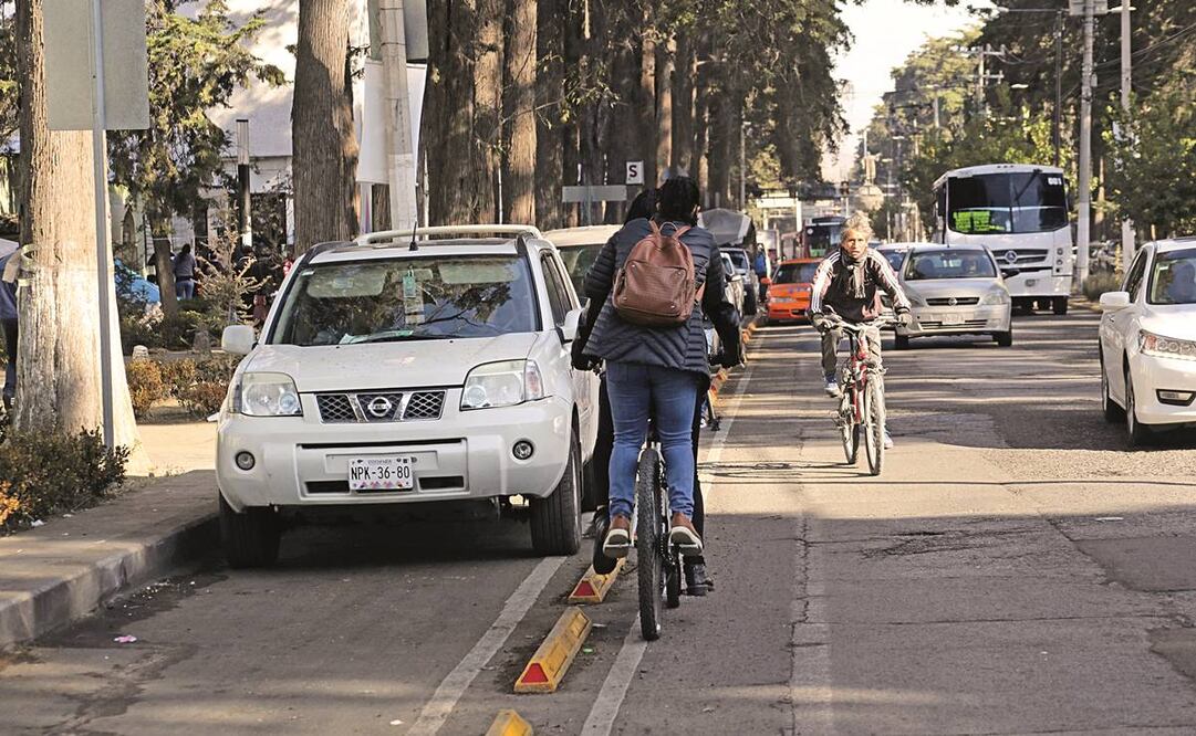 Automovilistas bloquean el carril de la ciclovía, por lo que los usuarios se pasan a la avenida principal para circular. Foto: Jorge Alvarado/ EL UNIVERSAL.