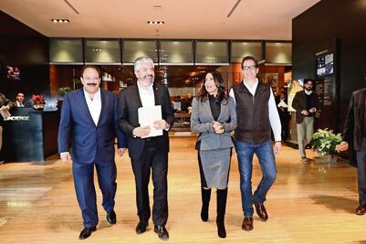 Por encuesta y debate, el candidato del PRD