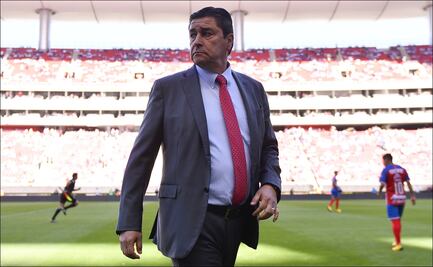 Luis Fernando Tena va con lo mejor de Chivas ante Atlas